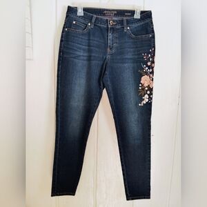 LIKE NEW!! Jennifer Lopez, Floral Embroidered Skinny Jeans. Size 6